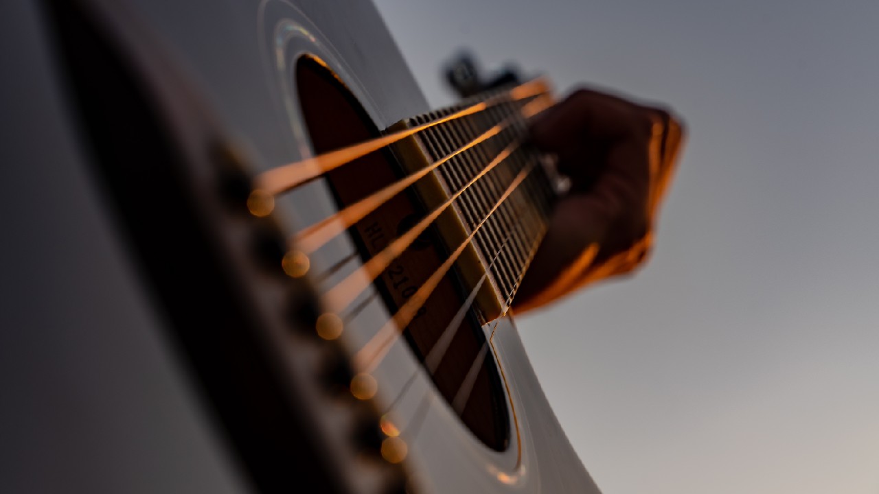 آموزش گیتار آهنگ مثل تموم عالم از مهستی